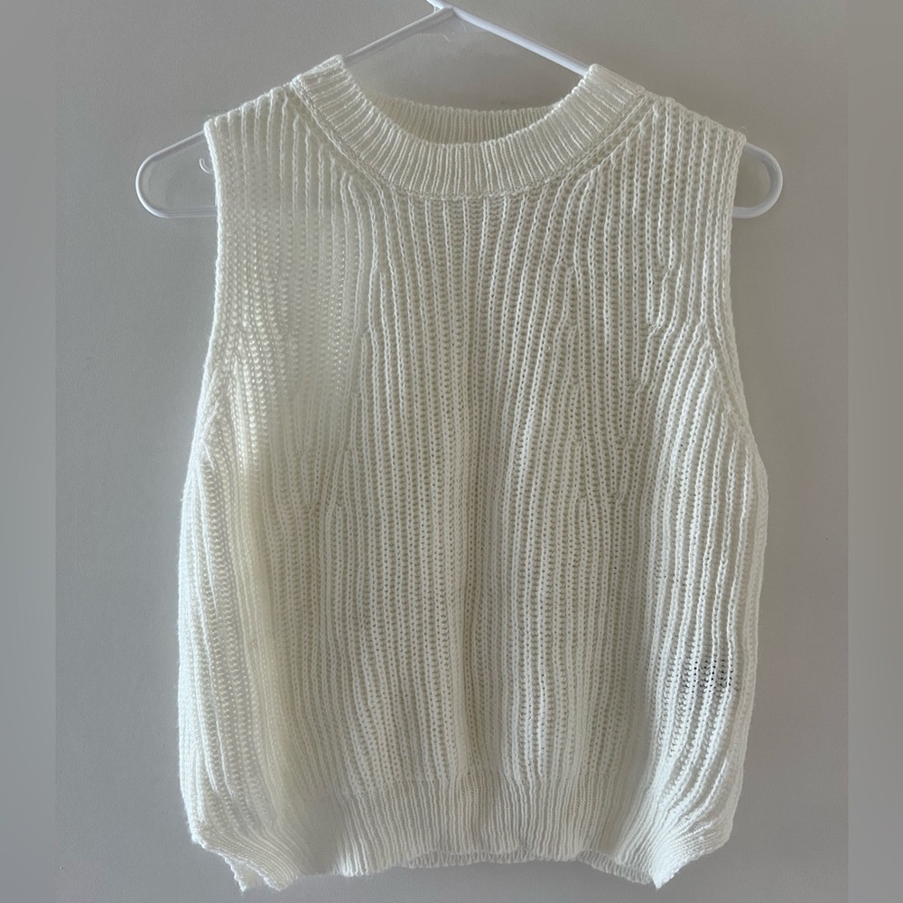 White knitted vest